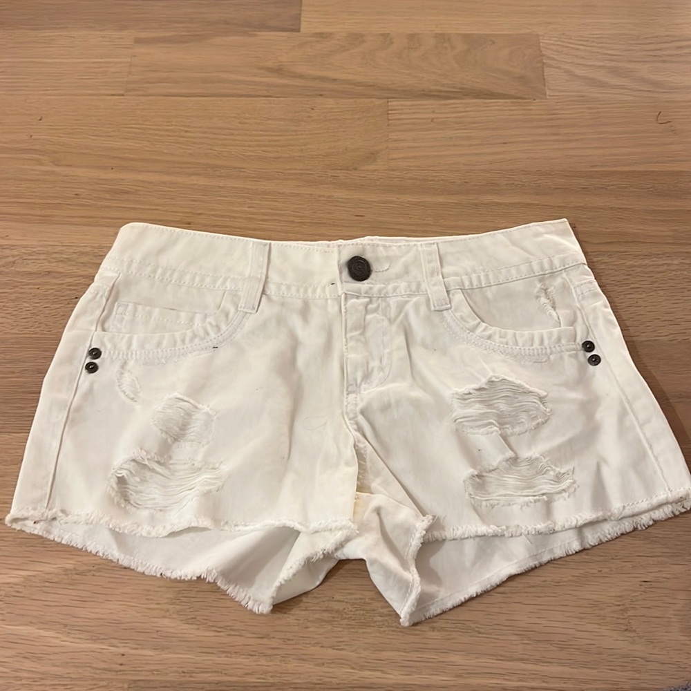 Cute white jeans!